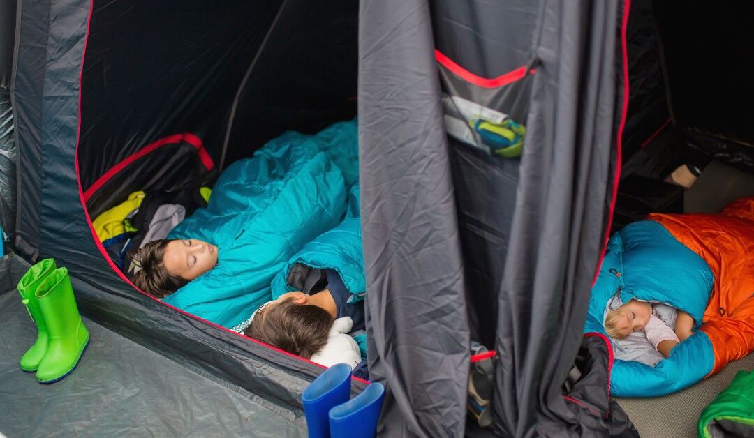 Field Guide to Outdoor Camping Gear: How to Use Tents & Sleeping Bags for Real-World Adventures